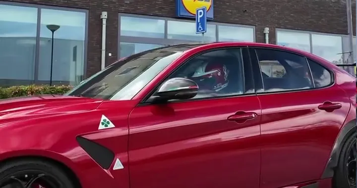 Alfa Romeo Giulia GTAm, va a fare la spesa al Lidl con 540 CV e la tuta da corsa