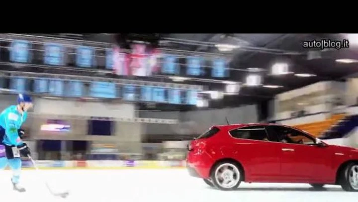 L'Alfa Romeo Giulietta gioca a hockey