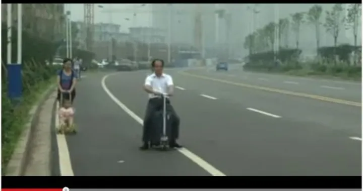 Dalla Cina la valigia-scooter per le partenze intelligenti [Video]