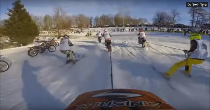 Sciare trainati da una moto da cross [Video]