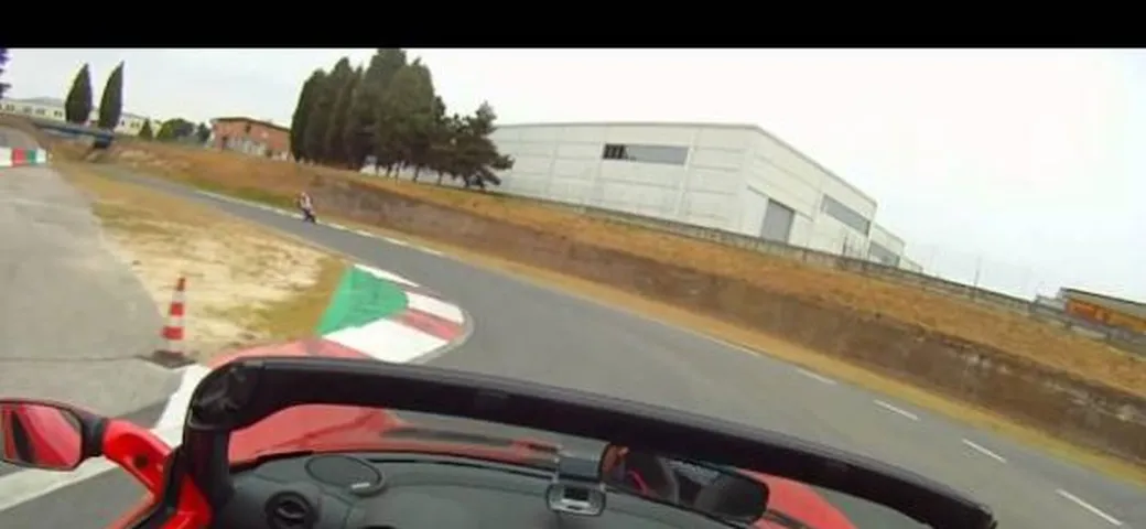 Lotus Elise 1.6 - Il video test su strada e in pista