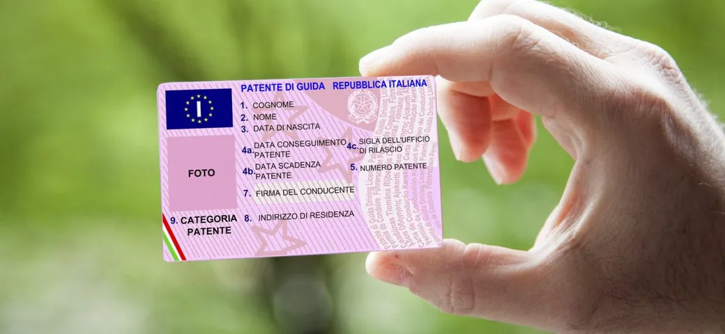 Oltre 800 ritiri di patente nei primi sei mesi del 2025: la colpa è del telefonino