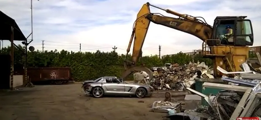 Lo sfasciacarrozze distrugge una Mercedes SLS AMG