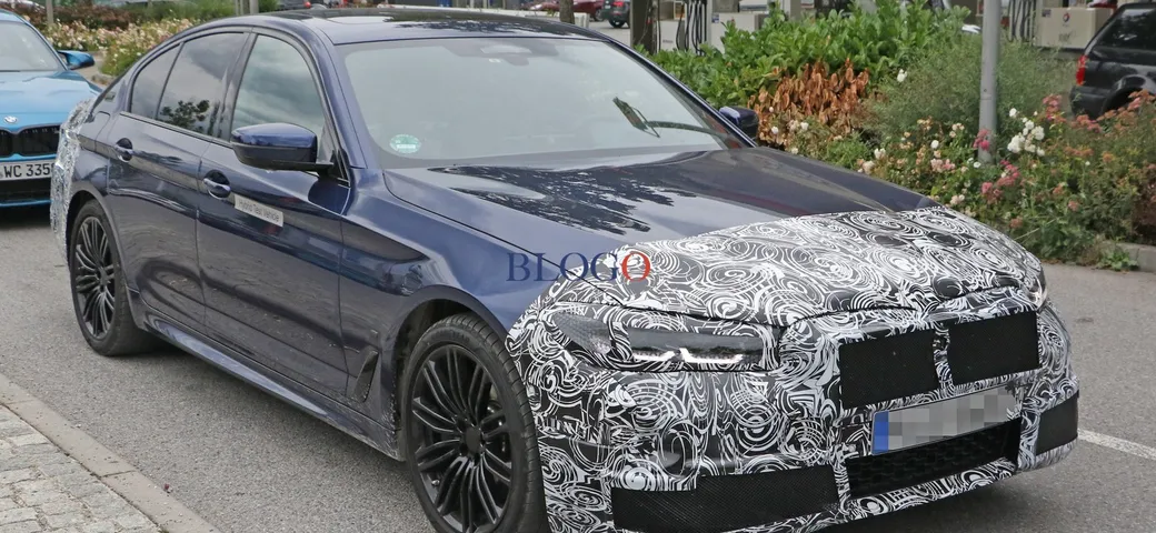 BMW Serie 5: foto spia del restyling