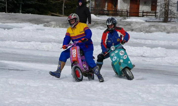 Ice Pragelato 2T: gara di Vespa sul ghiaccio