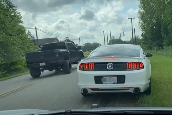 La Tesla Model Y della Polizia insegue la Mustang [Video]