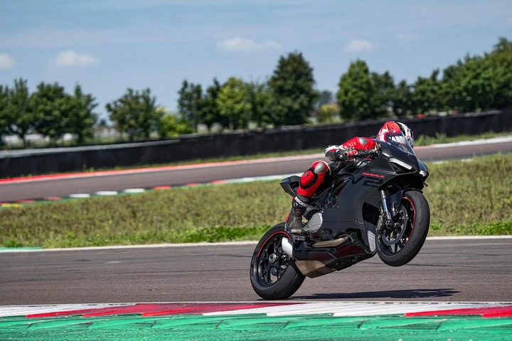 Ducati Panigale V2: debutta la nuova livrea Black on Black Livery [FOTO]