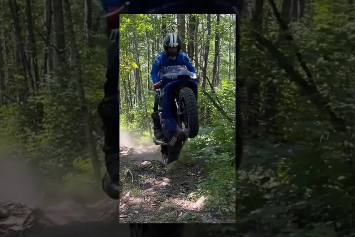 In fuoristrada con una moto sportiva: il video