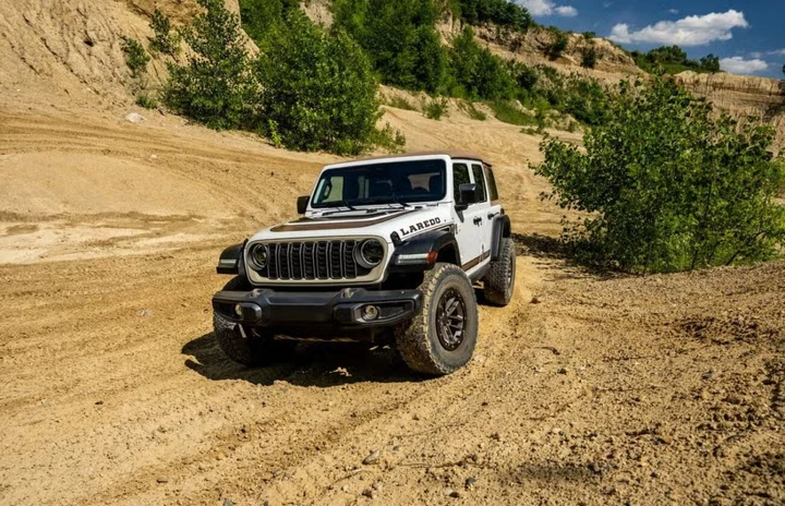 Jeep Wrangler Laredo torna nel 2027, il mito degli anni ’80 rinasce
