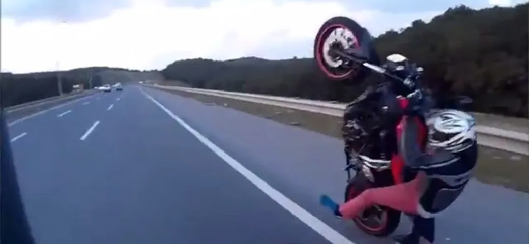 Impenna in autostrada ma cade, illeso [Video]