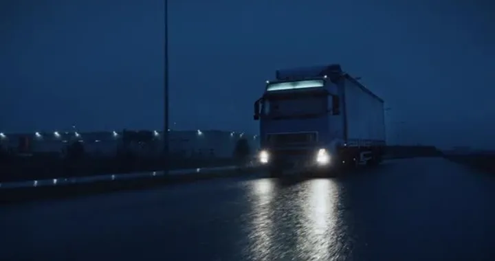 Guidava il camion da 17 ore: multa corposa e patente sospesa