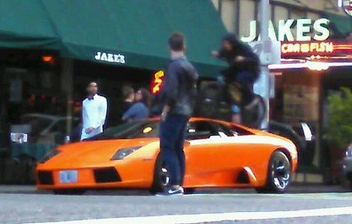 Il ciclista salta una Lamborghini con la BMX