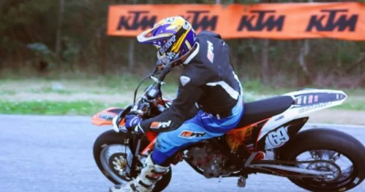 Supermoto: Simone Girolami testa la KTM di Davide Gozzini
