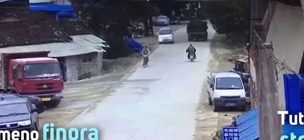 Furgone impazzito rischia di causare una tragedia [VIDEO]