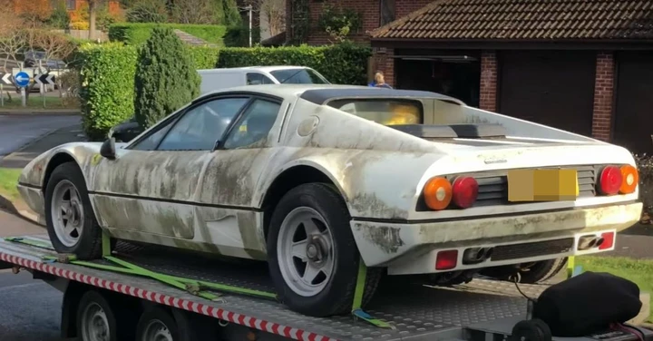 Una Ferrari 512 BBi abbandonata per 12 anni all'aperto [Video]