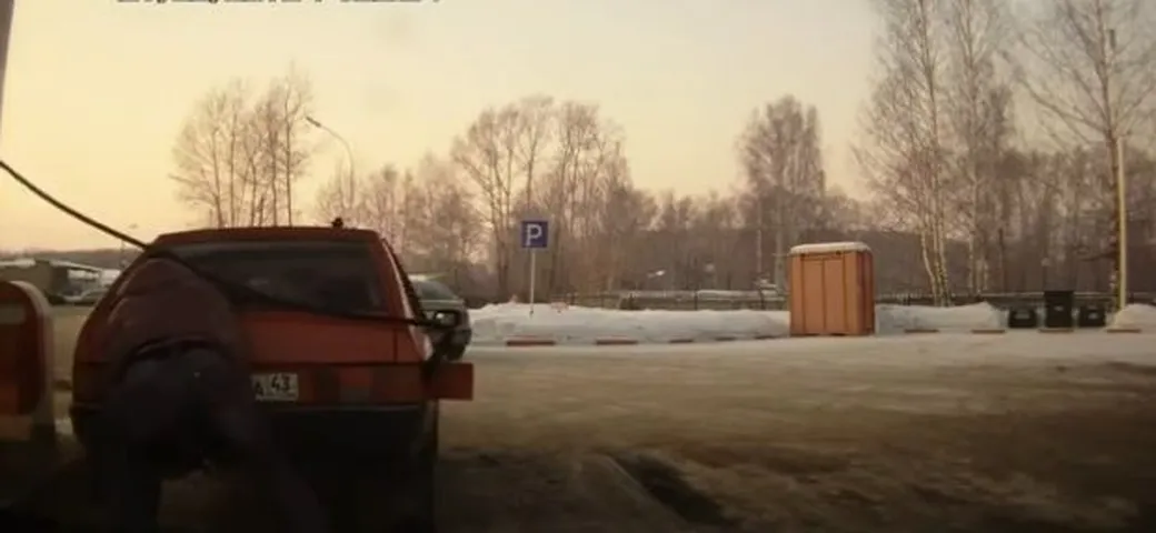 La pistola non arriva al bocchettone? L'Epic Win è di chi... solleva l'auto!