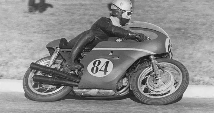 Il “tricolore”, oggi il CIV ieri la mototemporada: il 2-0 di Pasolini (Benelli)-Agostini (MV Agusta) nelle 500 a Vallelunga e Modena
