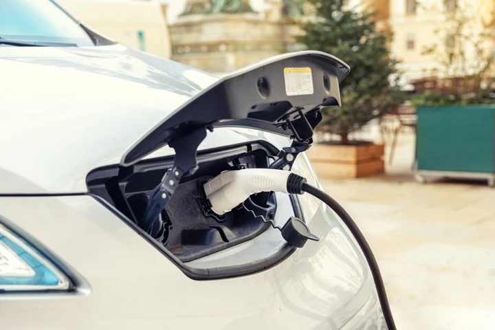 ADAC boccia i carburanti sintetici: meglio l'elettrico
