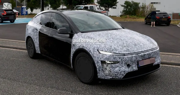 Tesla Model Y L, il SUV a passo lungo arriva in Europa: ecco cosa cambia