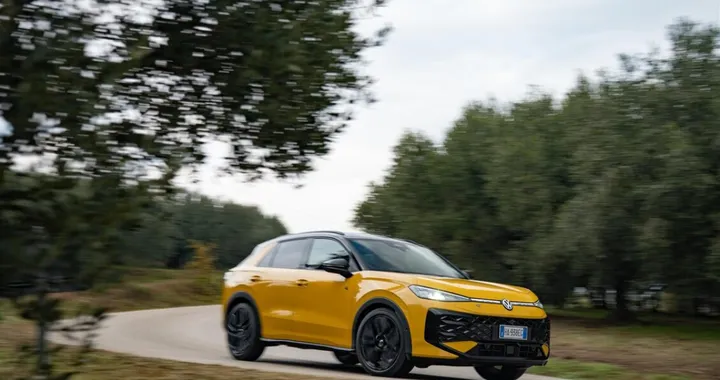 Nuova Volkswagen T-Roc, come è cambiato il SUV più venduto d'Europa