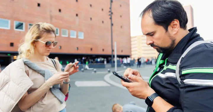 Nuovo Codice della Strada, multe anche ai pedoni: 75 euro per chi usa lo smartphone