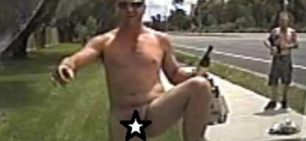 Balla nudo davanti all'autovelox
