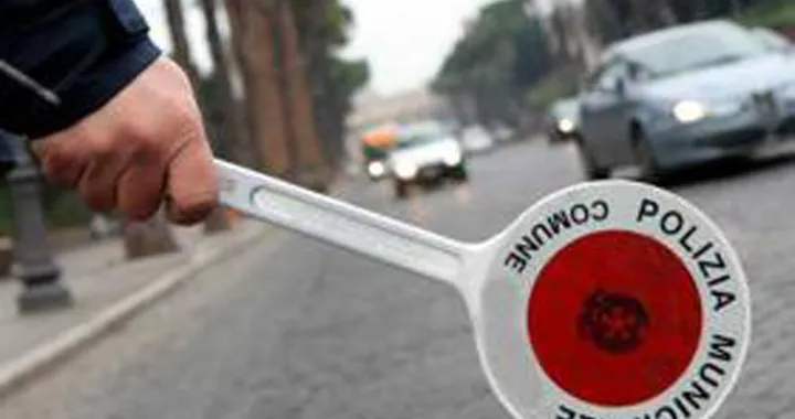 Guida da solo la microcar a 15 anni per esercitarsi: multa e sequestro