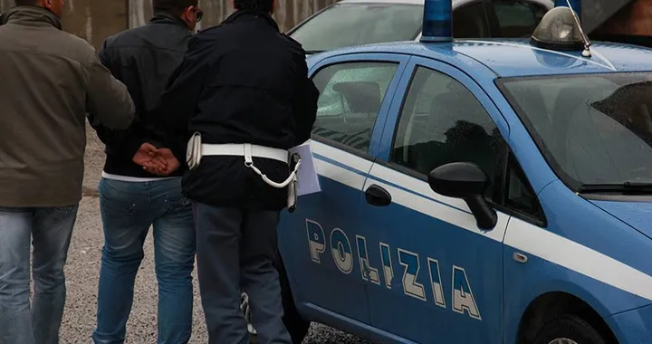 Non dà la precedenza alla polizia e viene rispedito in Albania