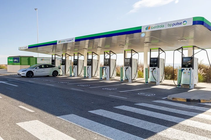 DKV Mobility: oltre 550 colonnine per rete di ricarica EV in Spagna