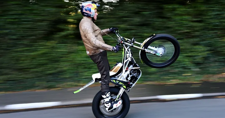 Lampkin first wheelie Isle of Man TT