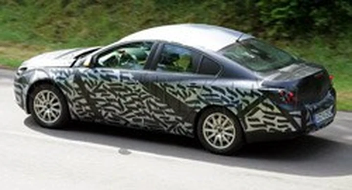 Nuova Opel Vectra, sempre meno camuffata...