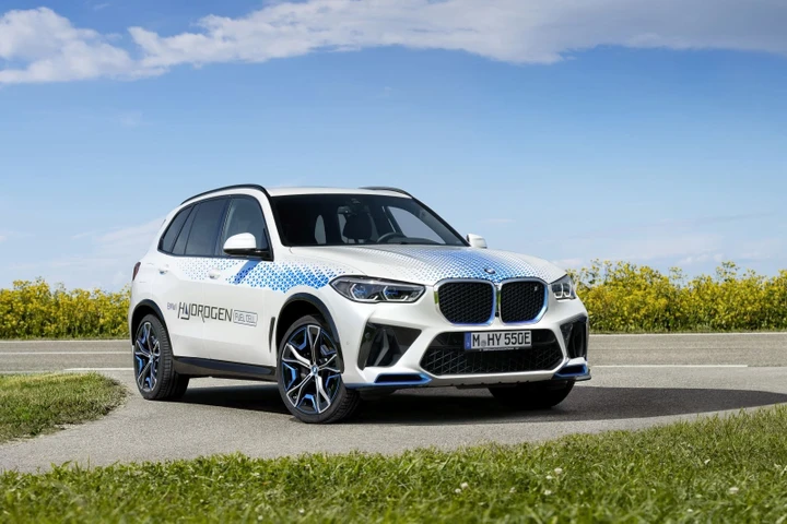 BMW iX5 Hydrogen: la versione elettrica FCEV ad idrogeno
