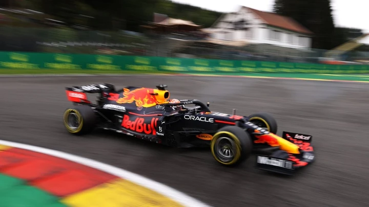 F1, GP del Belgio: Verstappen ottiene la pole position sotto la pioggia