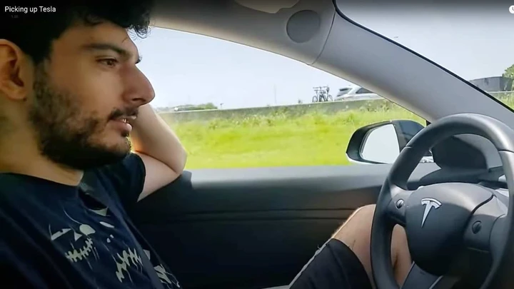 Youtuber truffa i followers e si compra una Tesla