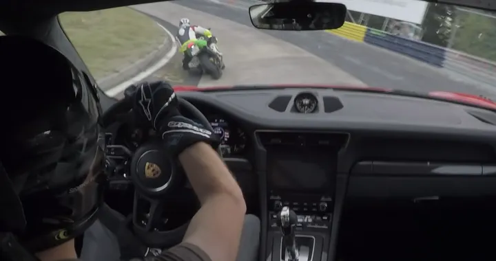 Una Kawasaki Ninja ZX-10R sfida una Porsche 911 GT3 RS al Nurburgring