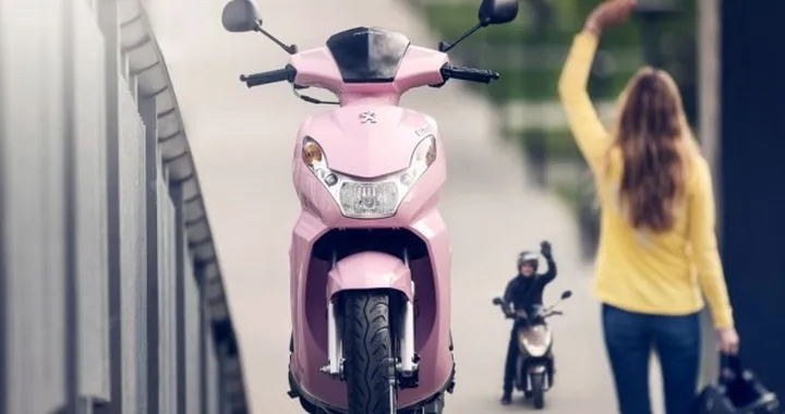 Peugeot Scooter: il Kisbee 50 4T si veste di rosa