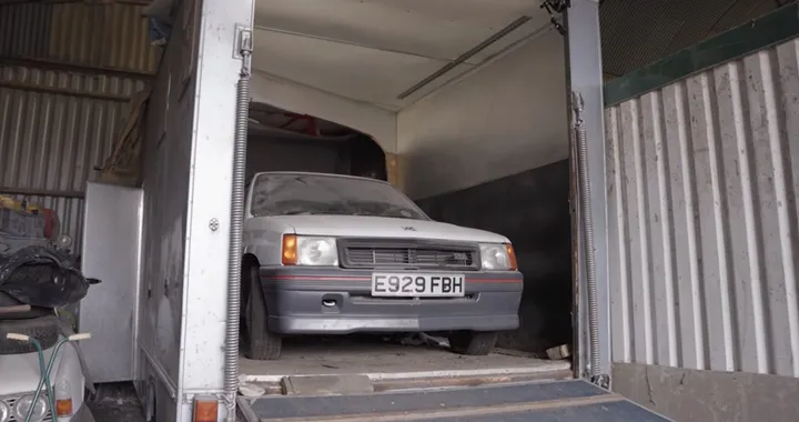 Una Opel Corsa 1.3 SR del 1992, rimasta ferma per 12 anni in un box, torna in vita