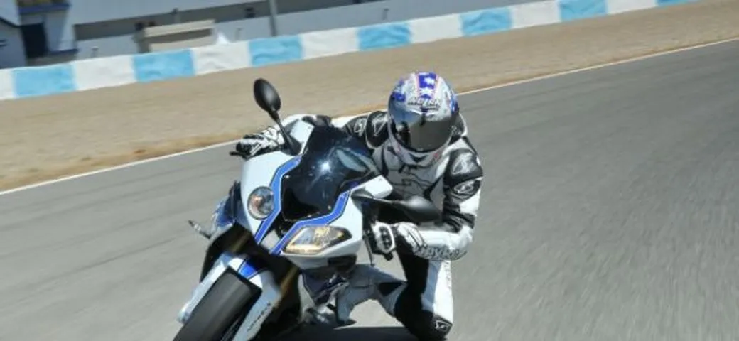 BMW HP4: primo test della race replica su base S1000RR