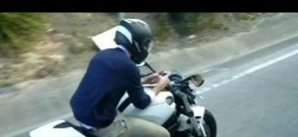 Australiano beccato a scrivere un SMS su una Monster a 80 km/h