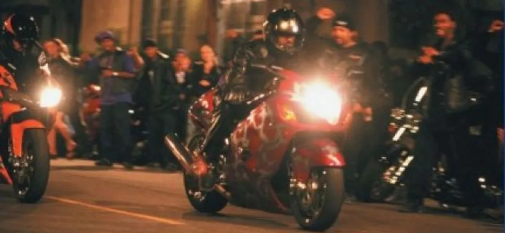Milano: C.so Sempione teatro di una gara notturna tra motociclisti