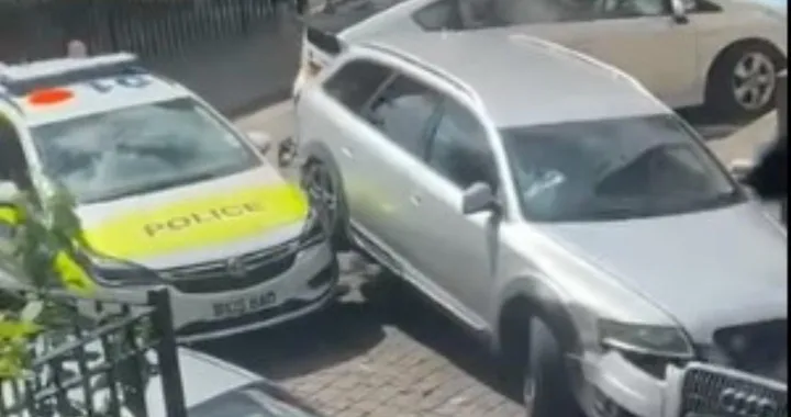 Automobilista impazzito distrugge l'auto della polizia [Video]