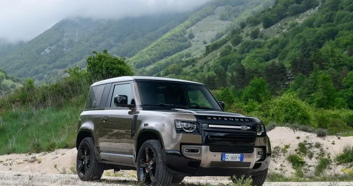 Land Rover Defender 90 P400 MHEV: la prova su strada e in off-road