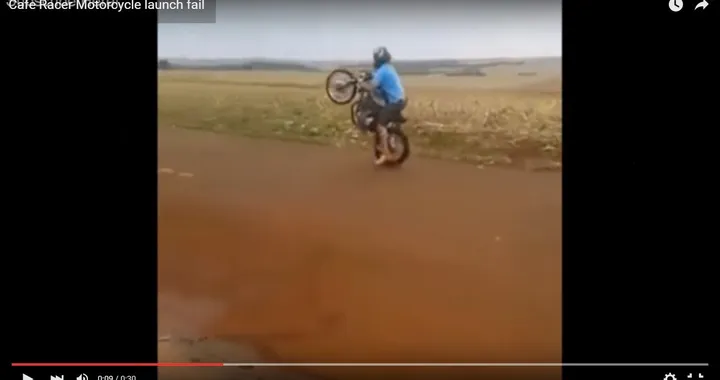 Spettacolo mal riuscito con una Café Racer [Video]
