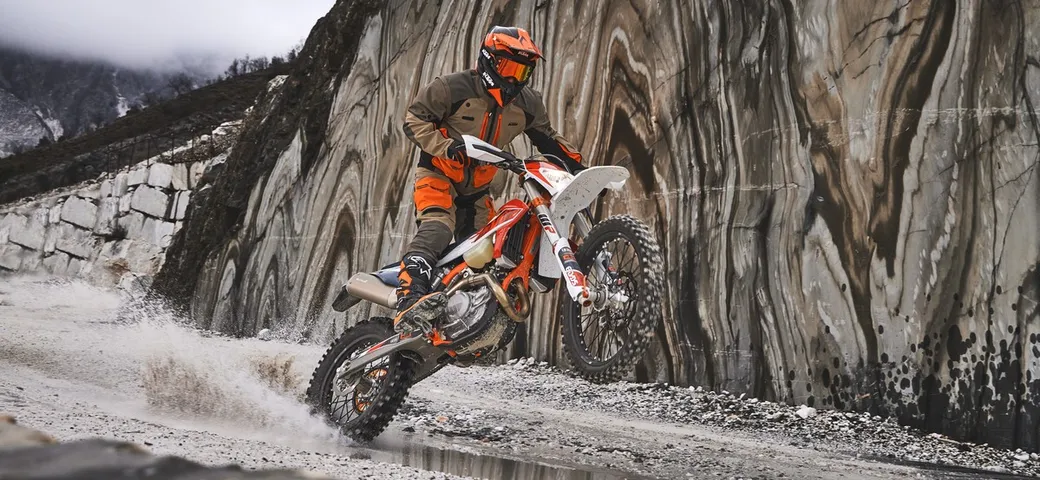 KTM svela la nuova gamma enduro 2023: caratteristiche, disponibilità e prezzi