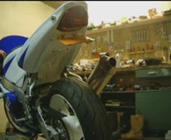 Nasconde la targa della moto, denunciato!