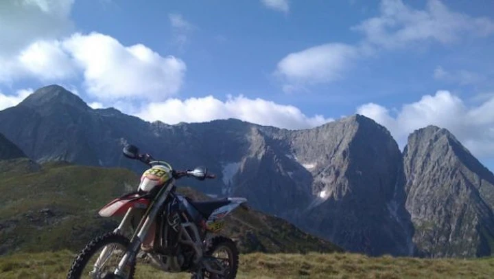 Foto del giorno: Aprilia RXV 450 in vetta al Monte Calvo
