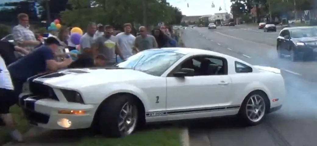 La Ford Mustang si schianta contro la folla