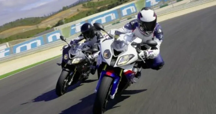 Nasce la BMW Motorrad Sport Academy, prima scuola di guida sportiva di BMW Motorrad Italia