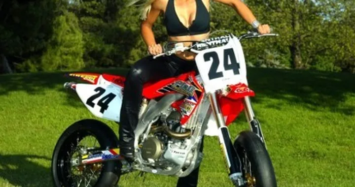 Che F..isico da motard!