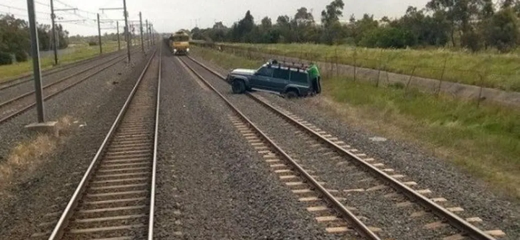 La Nissan Patrol è sui binari. L'immagine è vera o finta?